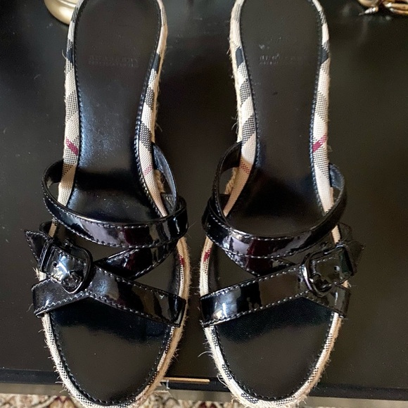 Lovely Burberry Patent leather Check Wedge Sandals - Picture 10 of 12